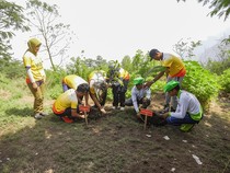 HUT ke-53, Petrokimia Gresik Gelar Plogging di Gunung Penanggungan