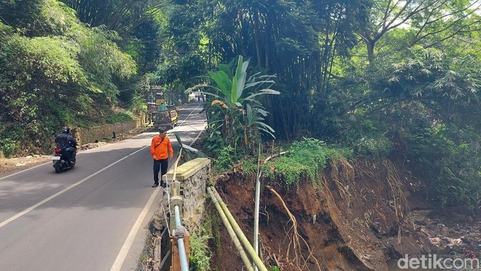 Petugas BPBD KBB Cek longsor di jembatan jalan kolonel masturi