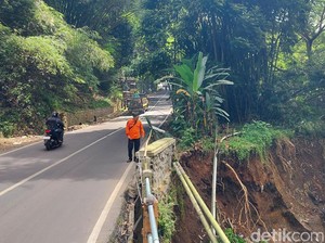 Jembatan di Jalan Kolmas Lembang Terancam Ambruk Tergerus Longsor