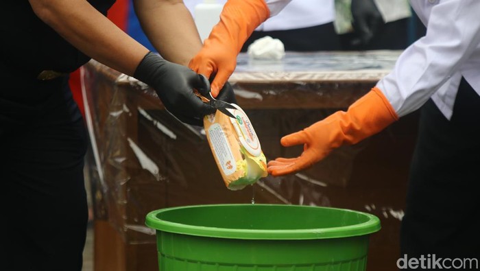 Petugas gabungan membongkar jaringan pengedar sabu internasional dan mengamankan dua orang pelaku. Kedua pelaku dihadirkan saat rilis di Kantor Bea Cukai Yogyakarta, Selasa (8/7/2025).