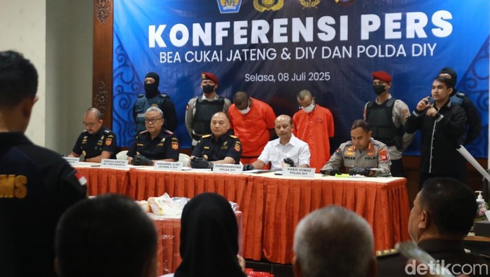 Petugas gabungan membongkar jaringan pengedar sabu internasional dan mengamankan dua orang pelaku. Kedua pelaku dihadirkan saat rilis di Kantor Bea Cukai Yogyakarta, Selasa (8/7/2025).