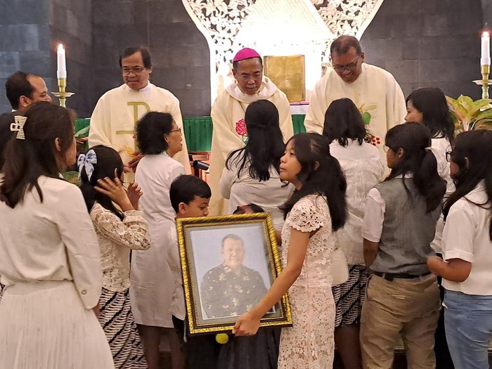 Gelaran misa arwah 1000 hari wafatnya almarhum Iwan Boedi Paulus di Gereja St. Theresia Bongsari, Kecamatan Banyumanik, Kota Semarang, Senin (7/7/2025).