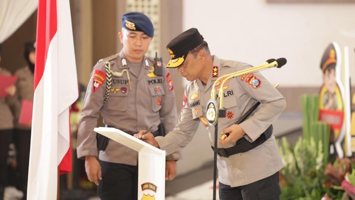 Kapolda Jatim Irjen Nanang Avianto saat memimpin sertijab di Gedung Mahameru Polda Jatim