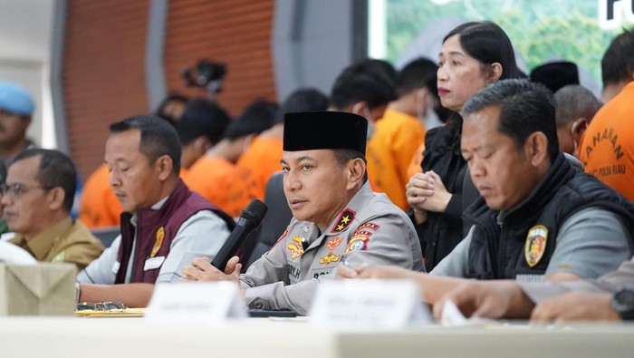 Polda Riau menggelar konferensi pers kasus kejahatan terhadap lingkungan, Selasa (8/7/2025).