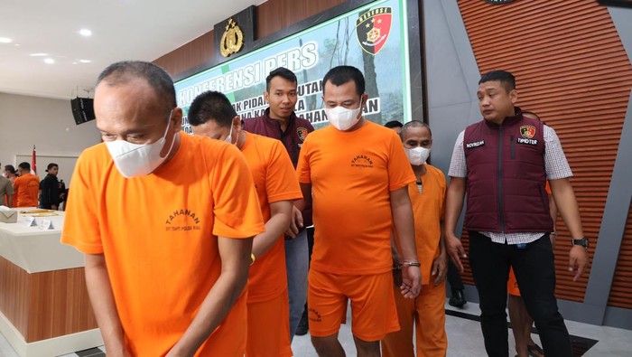Polda Riau menggelar konferensi pers kasus pengungakan karhutla dan perusakan hutan, Selasa (8/7/2025).