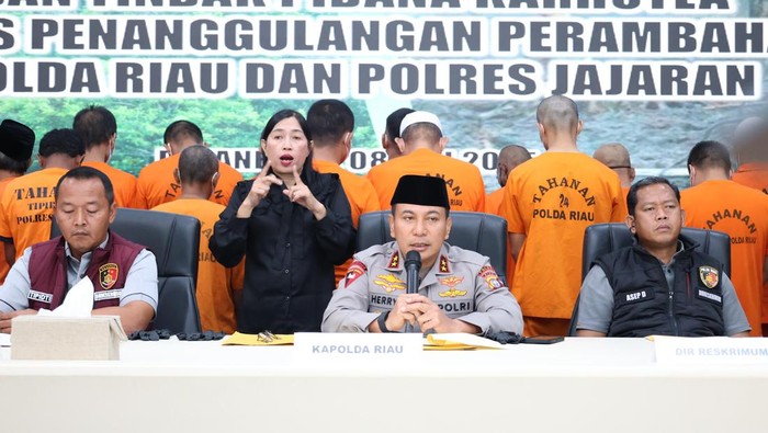 Polda Riau menggelar konferensi pers terkait kasus karhutla dan perambahan hutan, Selasa (8/7/2025).