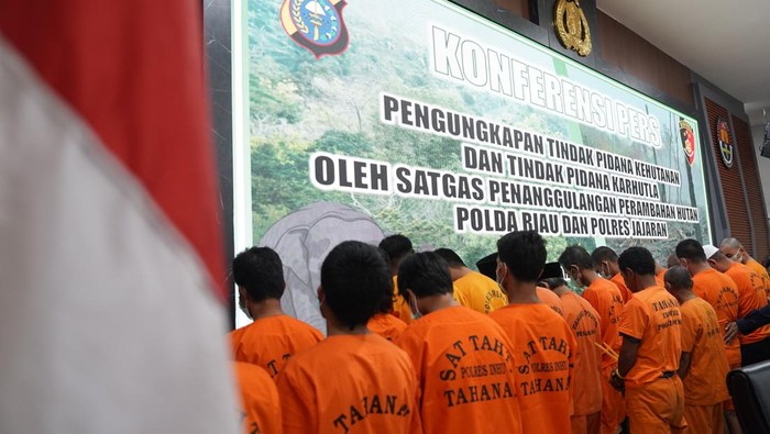 Polda Riau menggelar konferensi pers terkait kasus pembakaran dan perambahan hutan di Provinsi Riau, Selasa (8/7/2025).