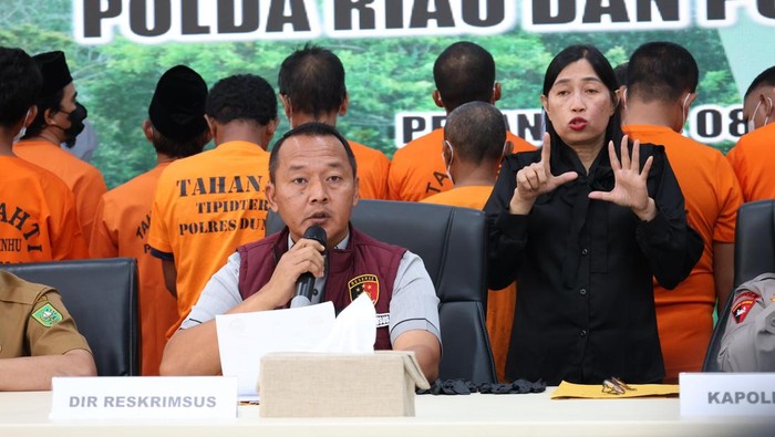 Polda Riau menggelar konferensi pers terkait kasus pembakaran dan perambahan hutan di Provinsi Riau, Selasa (8/7/2025).