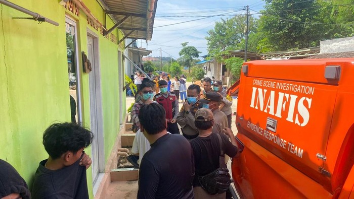Polisi dan Tim Inafis saat hendak mengevakuasi mayat seorang pria dari kamar kos di Perumahan Kabil Raya, Nongsa, Batam. (dok. Istimewa)