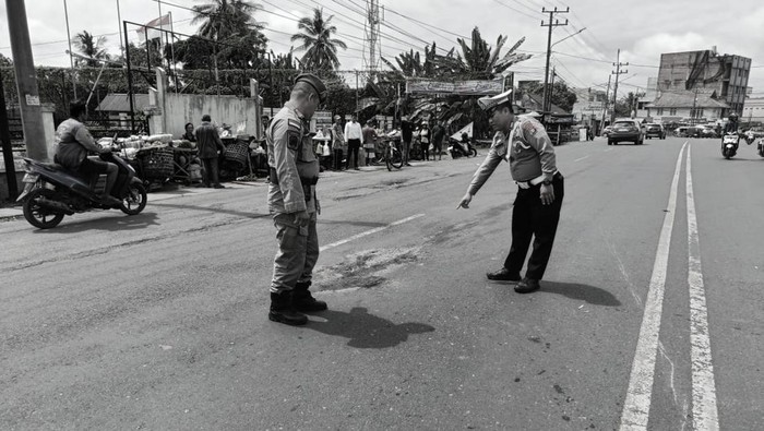 Polisi mendatangi lokasi pemotor yang tewas usai senggol truk di Lubuklinggau