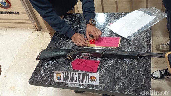 Polisi mengamankan senapan angin yang digunakan pelaku penembakan terhadap staf desa di Gowa.