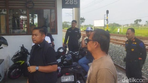 Kasat Reskrim Polres Klaten AKP Taufik Frida Mustofa mengecek perlintasan KA, Selasa (8/7/2025).