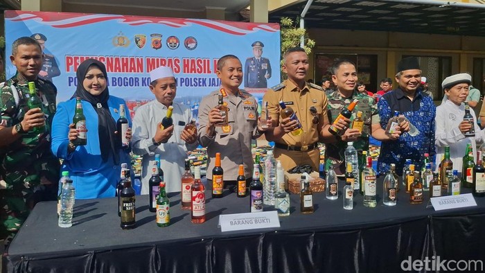 Polresta Bogor musnahkan 17 ribu botol miras. (M Sholihin/detikcom)