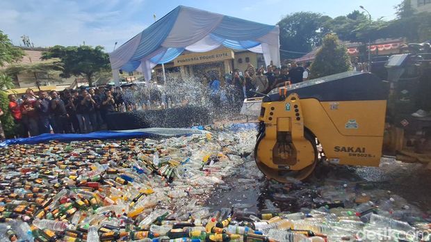 Polresta Bogor musnahkan 17 ribu botol miras. (M Sholihin/detikcom)