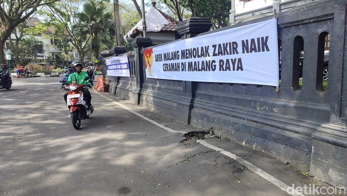 Poster penolakan Dr Zakir Naik di depan Gedung DPRD Kota Malang