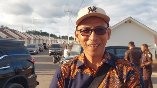 PPK Balai P3KP Nusa Tenggara II, Heru, saat diwawancarai di proyek perumahan eks pejuang Timtim di Desa Oebola Dalam, Kecamatan Fatuleu, Kabupaten Kupang, NTT, Selasa (8/7/2025). (Yufengki Bria/detikBali)