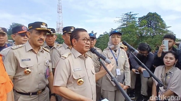 Pramono Anung meninjau tanggul inspeksi Kali Ciliwung di Jakarta Selatan.