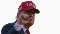 Di akhir suratnya, Trump mengatakan kepada Prabowo bahwa Indonesia bisa mendapatkan penurunan tarif jika membuka perdagangan dengan menghapus berbagai kebijakan tarif atau hambatan kepada AS. Foto: REUTERS/Nathan Howard
