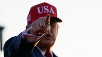 Para ahli perdagangan mengatakan ancaman tarif baru itu ditujukan untuk mempertahankan dan meningkatkan tekanan pada negara-negara yang berusaha menghindari tarif tinggi dari Trump. Banyak anggota BRICS dan negara-negara mitra sangat bergantung pada perdagangan dengan AS. Foto: REUTERS/Nathan Howard