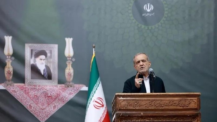 Iranian President Masoud Pezeshkian speaks during the 36th anniversary of the death of the leader of Irans 1979 Islamic Revolution, Ayatollah Ruhollah Khomeini, at Khomeinis shrine in southern Tehran, Iran June 3, 2025. (Reuters)