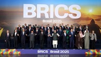 KTT BRICS pertama pada 2009 dihadiri oleh para pemimpin dari Brasil, China, India, dan Rusia, dengan Afrika Selatan bergabung kemudian. Anggota BRICS kini terdiri dari 11 negara, dengan tambahan anggota seperti Afrika Selatan, Mesir, Ethiopia, Iran, Arab Saudi, Uni Emirat Arab, dan Indonesia. Indonesia resmi bergabung sebagai anggota BRICS pada Januari 2025. Indonesia menjadi anggota ke-10 setelah Mesir, Ethiopia, Iran, dan Uni Emirat Arab. Foto: Dok. Tim Media Presiden