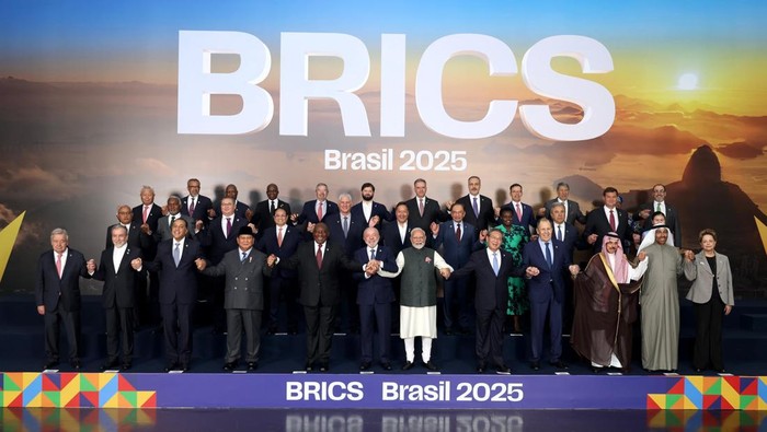 Presiden Prabowo Subianto di KTT BRICS Brasil Presiden Prabowo Subianto mengikuti sesi foto resmi bersama pemimpin dunia dalam acara KTT BRICS 2025 di Brasil. (Tim Media Presiden)