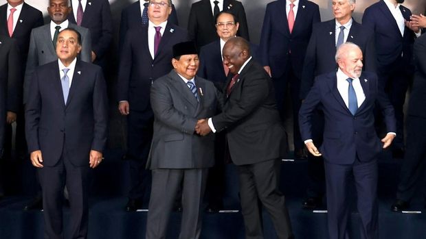 Presiden Prabowo Subianto mengikuti sesi foto resmi bersama pemimpin dunia dalam acara KTT BRICS 2025 di Brasil. (Tim Media Presiden)