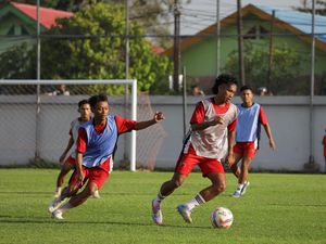 Potret PSM Makassar Gelar Latihan di Stadion Kalegowa