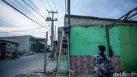 Sejumlah warga mulai membongkar bangunan secara mandiri di Pulo Timaha, Bekasi, jelang penertiban yang dijadwalkan Rabu (9/7/2025).