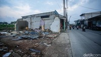Sebagian bangunan telah dikosongkan usai menerima surat peringatan ketiga dari petugas, namun tak sedikit warga yang masih bertahan.