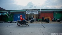 Ratusan bangunan di sepanjang Pulo Timaha hingga Kampung Bogor berdiri di atas lahan pengairan dan bantaran kali yang rawan meluap.