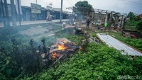 Pemerintah akan menertibkan lebih dari 300 bangunan permanen dan semi permanen yang melanggar aturan tata ruang di wilayah tersebut.