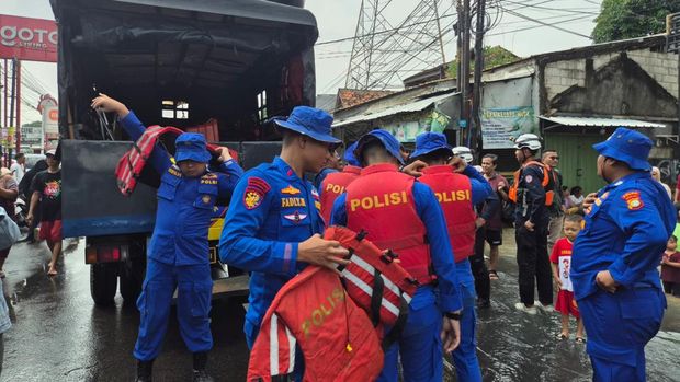 Regu Tim SAR Ditpolairud Polda Metro Jaya melaksanakan patroli dan membantu warga terdampak banjir di Jabodetabek. (dok Istimewa)