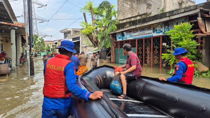 Regu Tim SAR Ditpolairud Polda Metro Jaya melaksanakan patroli dan membantu warga terdampak banjir di Jabodetabek. (dok Istimewa)