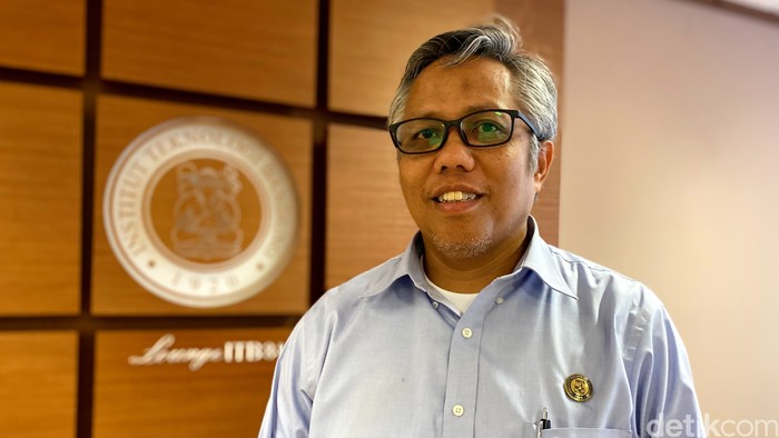 Rektor ITB Prof. Dr. Ir. Tatacipta Dirgantara, M.T.