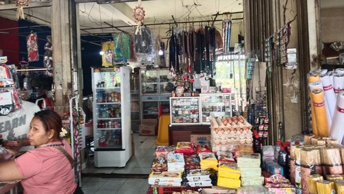 Salah satu lokasi berjualan pedagang dekat jalan jebol di Desa Bajera, Kecamatan Selemadeg, Tabanan. (Krisna Pradipta/detikBali)