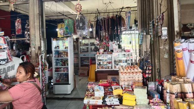 Salah satu lokasi berjualan pedagang dekat jalan jebol di Desa Bajera, Kecamatan Selemadeg, Tabanan. (Krisna Pradipta/detikBali)