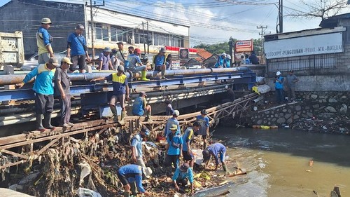 Sampah tersangkut di Jembatan Kekalik, Sekarbela, Mataram, Selasa sore (8/7/2025). (Nathea Citra/detikBali)