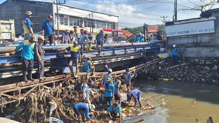 Sampah tersangkut di Jembatan Kekalik, Sekarbela, Mataram, Selasa sore (8/7/2025). (Nathea Citra/detikBali)