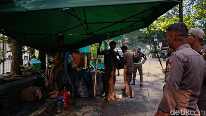 Sat Pol PP Palembang melakukan penertiban PKL di jalan Pimpong samping PS Mal