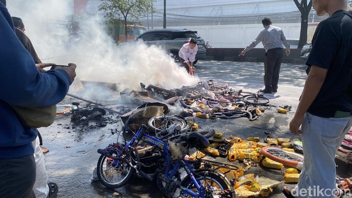 Satu armada mobil pikap terbakar di Jalur Pantura, Jalan Siliwangi, Kecamatan Semarang Barat, Kota Semarang, Selasa (8/7/2025).