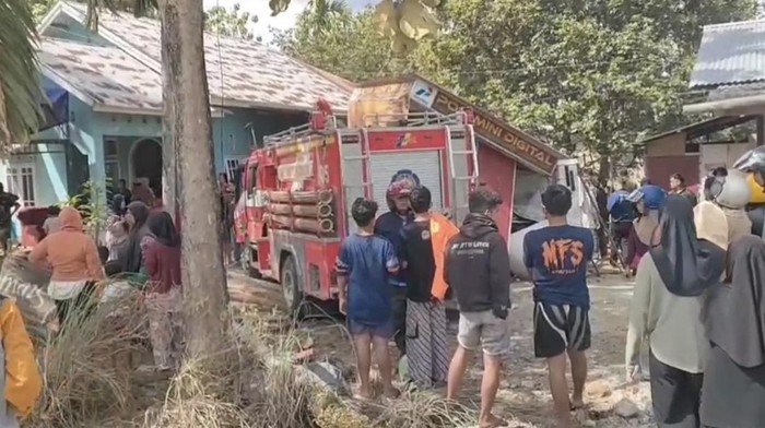 Satu unit mobil Damkar mengalami kecelakaan di Kabupaten Solok, Sumbar. (dok. Istimewa)