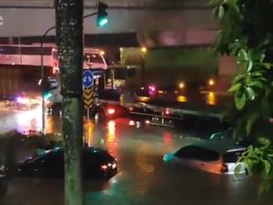 Video: Banjir di Lampu Merah Deltamas Cikarang, Sejumlah Kendaraan Terjebak