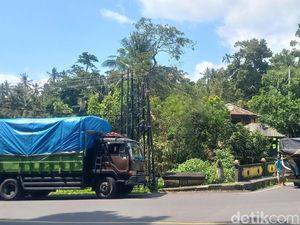 Jalan Ambles di Tabanan, Sopir Truk Keluhkan Jalur Memutar Bikin Tekor