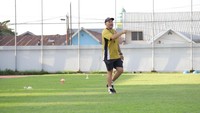 Foto: Selama sesi tersebut, pelatih Bernardo Tavares tampak aktif memberikan instruksi kepada para pemain yang terus menunjukkan semangat tinggi dalam mengikuti arahan. (Agung Dewantara/PSM Makassar)