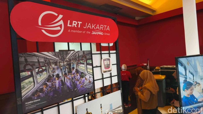 Masinis memandu pengunjung saat mencoba wahana simulator kereta LRT Jakarta pada gelaran Jakarta Fair Kemayoran 2025 di JIExpo Kemayoran, Jakarta, Senin (7/7/2025) malam.