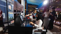 Pengunjung antusias mencoba simulator kereta LRT Jakarta. Mereka bergantian merasakan sensasi mengoperasikan kereta layaknya masinis sungguhan.