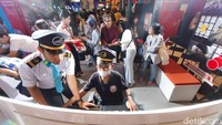 Masinis memandu pengunjung saat mencoba wahana simulator kereta LRT Jakarta pada gelaran Jakarta Fair Kemayoran 2025 di JIExpo Kemayoran, Jakarta.
