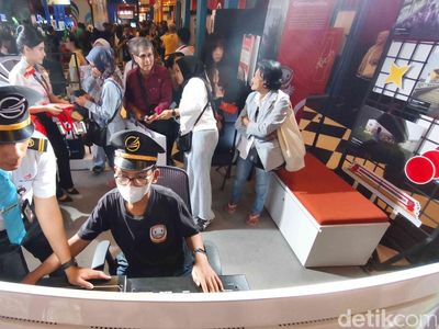 Sensasi Jadi Masinis LRT di Jakarta Fair