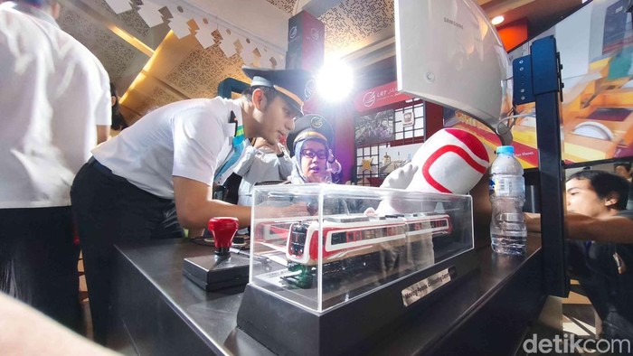 Sensasi Jadi Masinis LRT Jakarta di Jakarta Fair Masinis memandu pengunjung saat mencoba wahana simulator kereta LRT Jakarta pada gelaran Jakarta Fair Kemayoran 2025 di JIExpo Kemayoran, Jakarta, Senin (7/7/2025) malam.